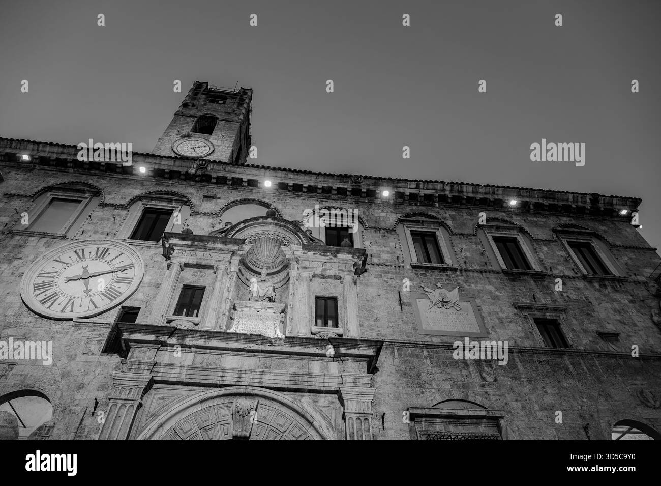 The Palazzo dei Capitani del Popolo is one of the best known historical buildings in Ascoli Piceno. With its medieval crenellated tower it rises next - Stock Image
