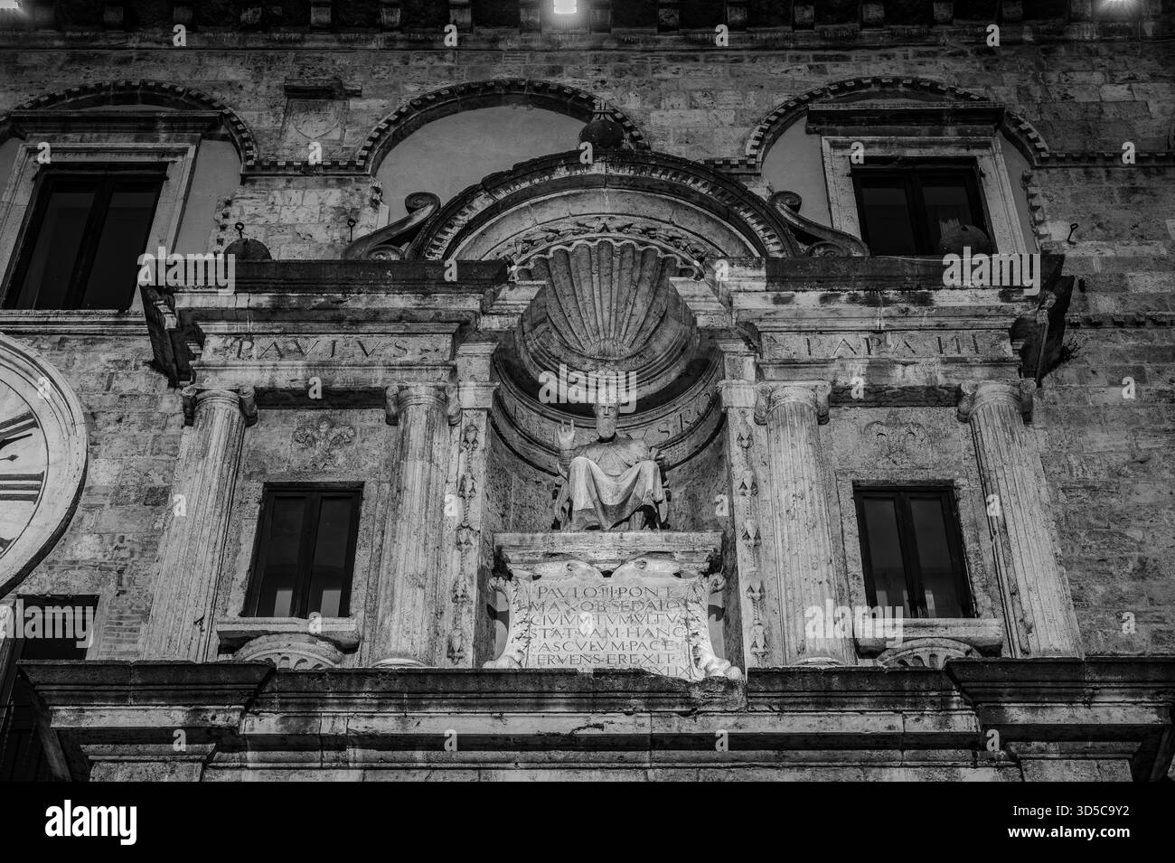 The Palazzo dei Capitani del Popolo is one of the best known historical buildings in Ascoli Piceno. With its medieval crenellated tower it rises next - Stock Image