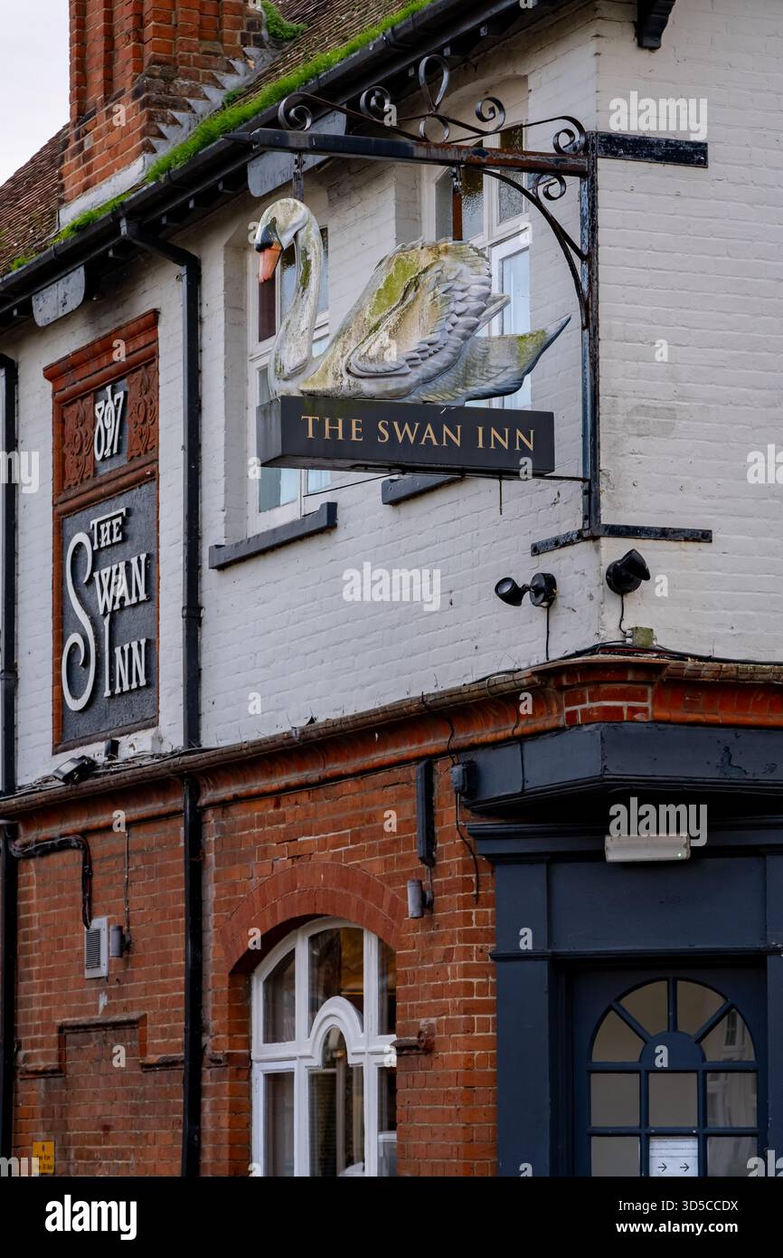 Pub sign swan inn pub hi-res stock photography and images - Alamy