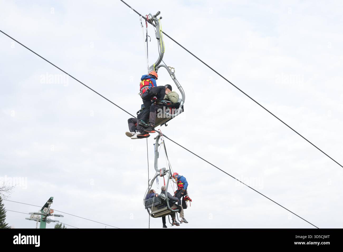 Eibenstock, Germany. 15th Nov, 2025. Members of the DRK Mountain Rescue Service Saxony practise evacuating people on a ski lift. Credit: Bodo Schackow/dpa/Alamy Live News Stock Photo