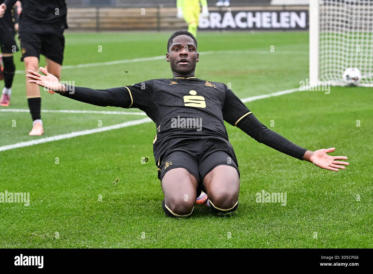 Moenchengladbach, Deutschland. 15th Nov, 2025. 15.11.2025, Fussball: U17 DFB-Nachwuchsliga, Vorrunde, Gruppe G, Saison 2025/2026, Borussia Moenchengladbach - 1. FC Koeln im Fohlenstadion in Moenchengladbach. Elfried Assiobo Tipoh (1. FC Koeln U17, #09) bejubelt sein Tro zum 2:1. Foto: Kirchner-Media/Thomas Haesler Credit: dpa/Alamy Live News Stock Photo