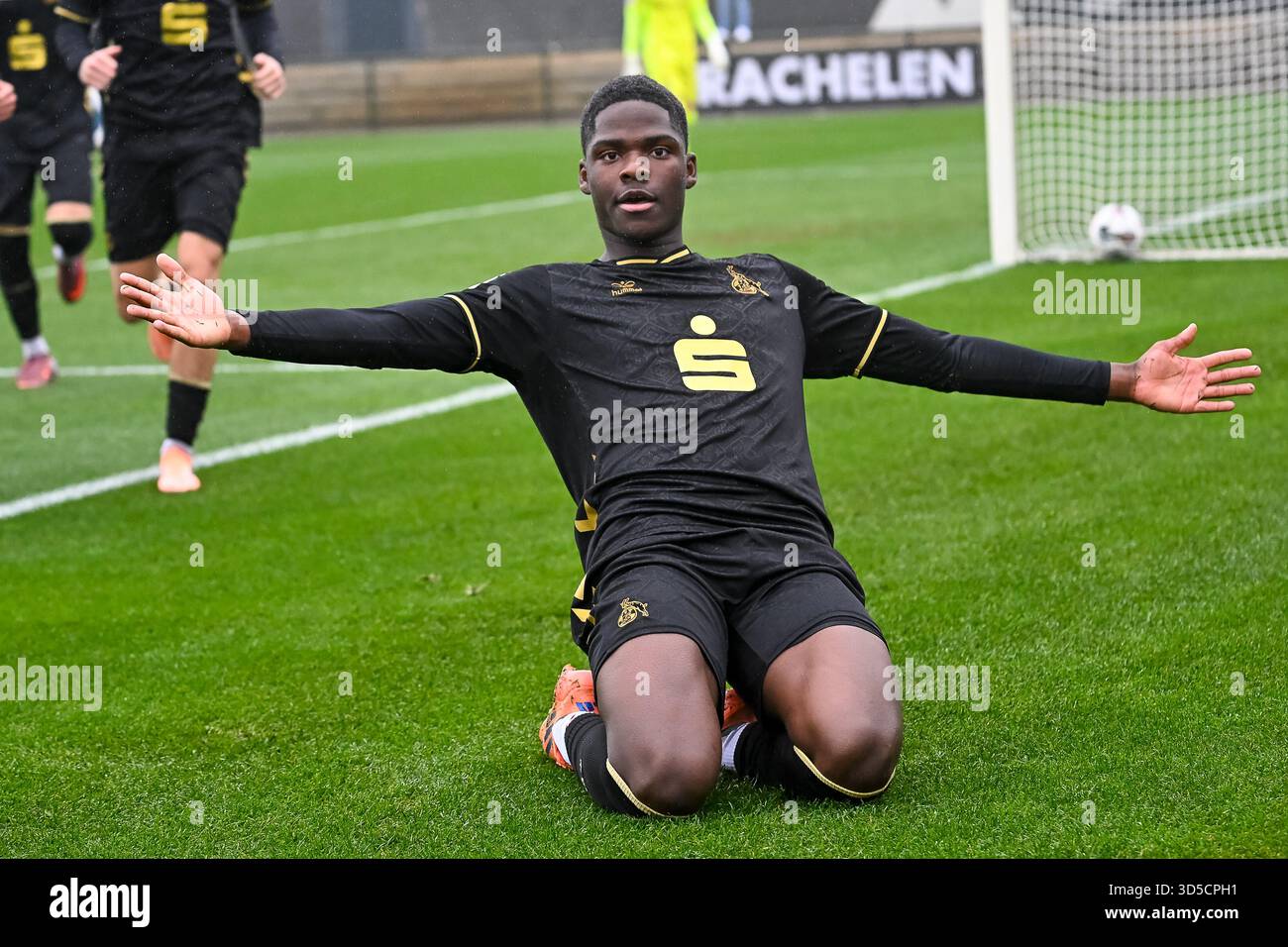 Moenchengladbach, Deutschland. 15th Nov, 2025. 15.11.2025, Fussball: U17 DFB-Nachwuchsliga, Vorrunde, Gruppe G, Saison 2025/2026, Borussia Moenchengladbach - 1. FC Koeln im Fohlenstadion in Moenchengladbach. Elfried Assiobo Tipoh (1. FC Koeln U17, #09) bejubelt sein Tor zum 2:1. Foto: Kirchner-Media/Thomas Haesler Credit: dpa/Alamy Live News Stock Photo