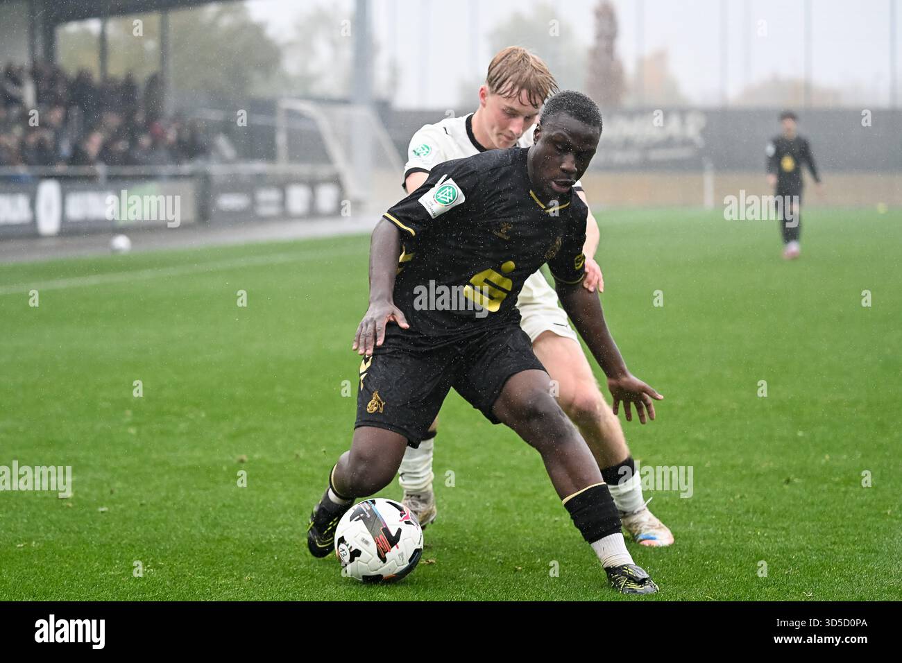 Moenchengladbach, Deutschland. 15th Nov, 2025. 15.11.2025, Fussball: U17 DFB-Nachwuchsliga, Vorrunde, Gruppe G, Saison 2025/2026, Borussia Moenchengladbach - 1. FC Koeln im Fohlenstadion in Moenchengladbach. Zweikampf zwischen Ibrahima Balde (1. FC Koeln U17, #05) und Benno Giebeler (Borussia Moenchengladbach U17, #02). Foto: Kirchner-Media/Thomas Haesler Credit: dpa/Alamy Live News Stock Photo