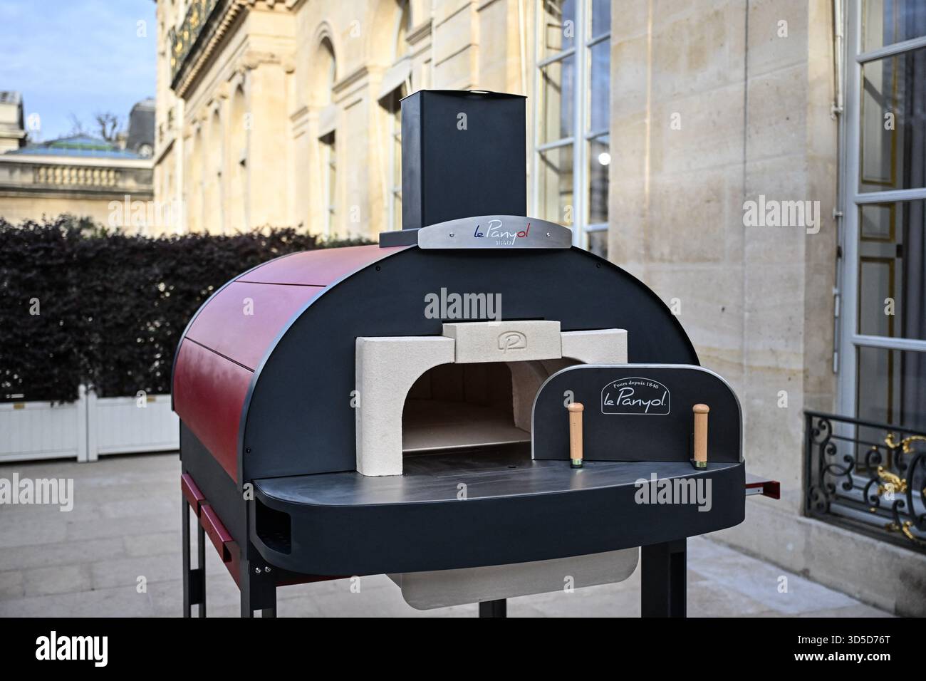 Paris, France. 15th Nov, 2025. Barbecue Le Panyol during 5th edition of the Great Exhibition of French Manufacturing at the Elysee Palace in Paris, France on November 15, 2025. Initiated by the Head of State in January 2020, this annual event honors companies, artisans, producers, start-ups, and manufacturers who are fully committed to French manufacturing. Photo by Tomas Stevens/ABACAPRESS.COM Credit: Abaca Press/Alamy Live News Stock Photo