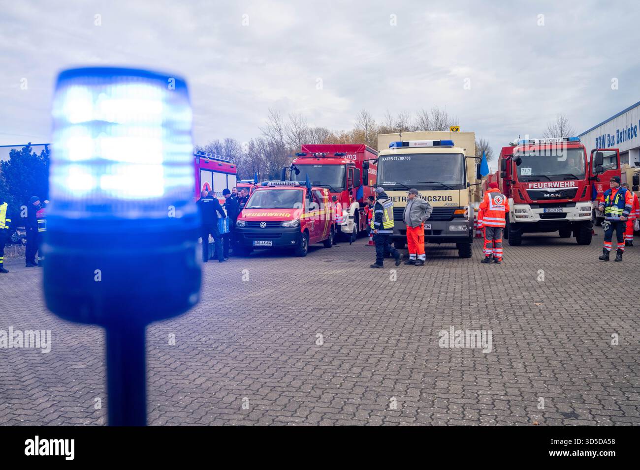 15 November 2025, Mecklenburg-Western Pomerania, Hornstorf: Numerous vehicles take part in the state disaster control exercise in Hornstorf near Wismar. Under the leadership of the Ministry of the Interior and the district of Northwest Mecklenburg, the supply of marching units of civil protection units, police, federal police, technical relief organizations and the German Armed Forces is trained under realistic conditions. They will be refueled and fed at a specially set up supply point. The knowledge gained will be incorporated into a nationwide concept for the establishment and operation of Stock Photo