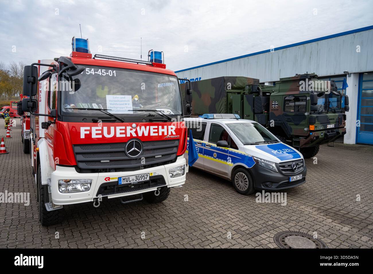 15 November 2025, Mecklenburg-Western Pomerania, Hornstorf: Numerous vehicles take part in the state disaster control exercise in Hornstorf near Wismar. Under the leadership of the Ministry of the Interior and the district of Northwest Mecklenburg, the supply of marching units of civil protection units, police, federal police, technical relief organizations and the German Armed Forces is trained under realistic conditions. They are refueled and fed at a specially set up supply point. The knowledge gained will be incorporated into a nationwide concept for the establishment and operation of such Stock Photo