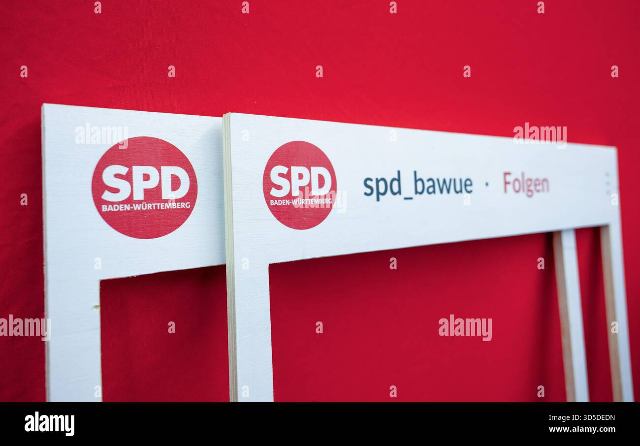 Ulm, Germany. 15th Nov, 2025. At the Baden-Württemberg SPD state party conference, there are wooden frames in the exhibition center on which social media followers are advertised. Credit: Stefan Puchner/dpa/Alamy Live News Stock Photo