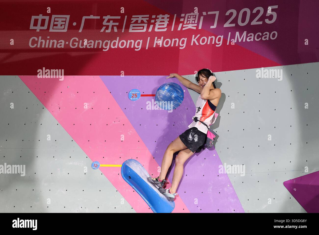 (251115) -- GUANGZHOU, Nov. 15, 2025 (Xinhua) -- Li Meini of Guangdong ...