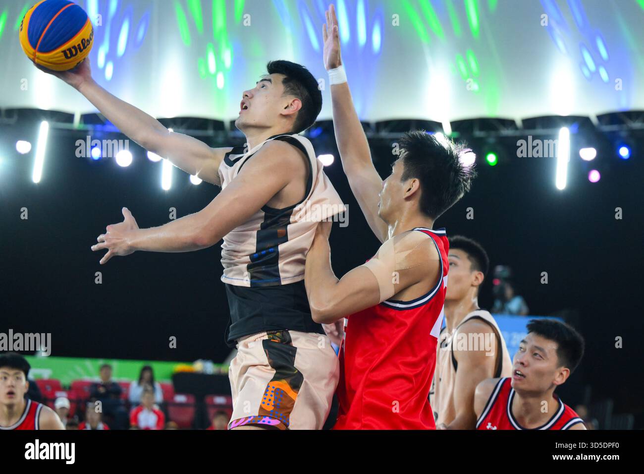 (251115) -- MACAO, Nov. 15, 2025 (Xinhua) -- Yan Peng (L) of Shanghai ...