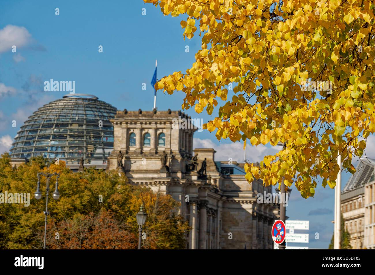 reichtagsgeb-ude-mit-kuppel-herbst-oktober-berlin-reichstag