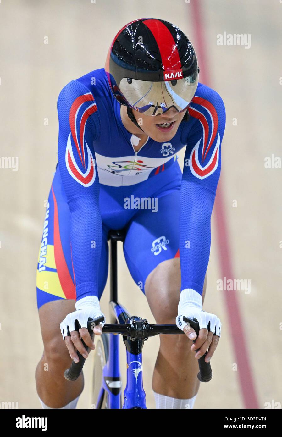 (251115) -- HONG KONG, Nov. 15, 2025 (Xinhua) -- Wu Junjie of Shanghai ...