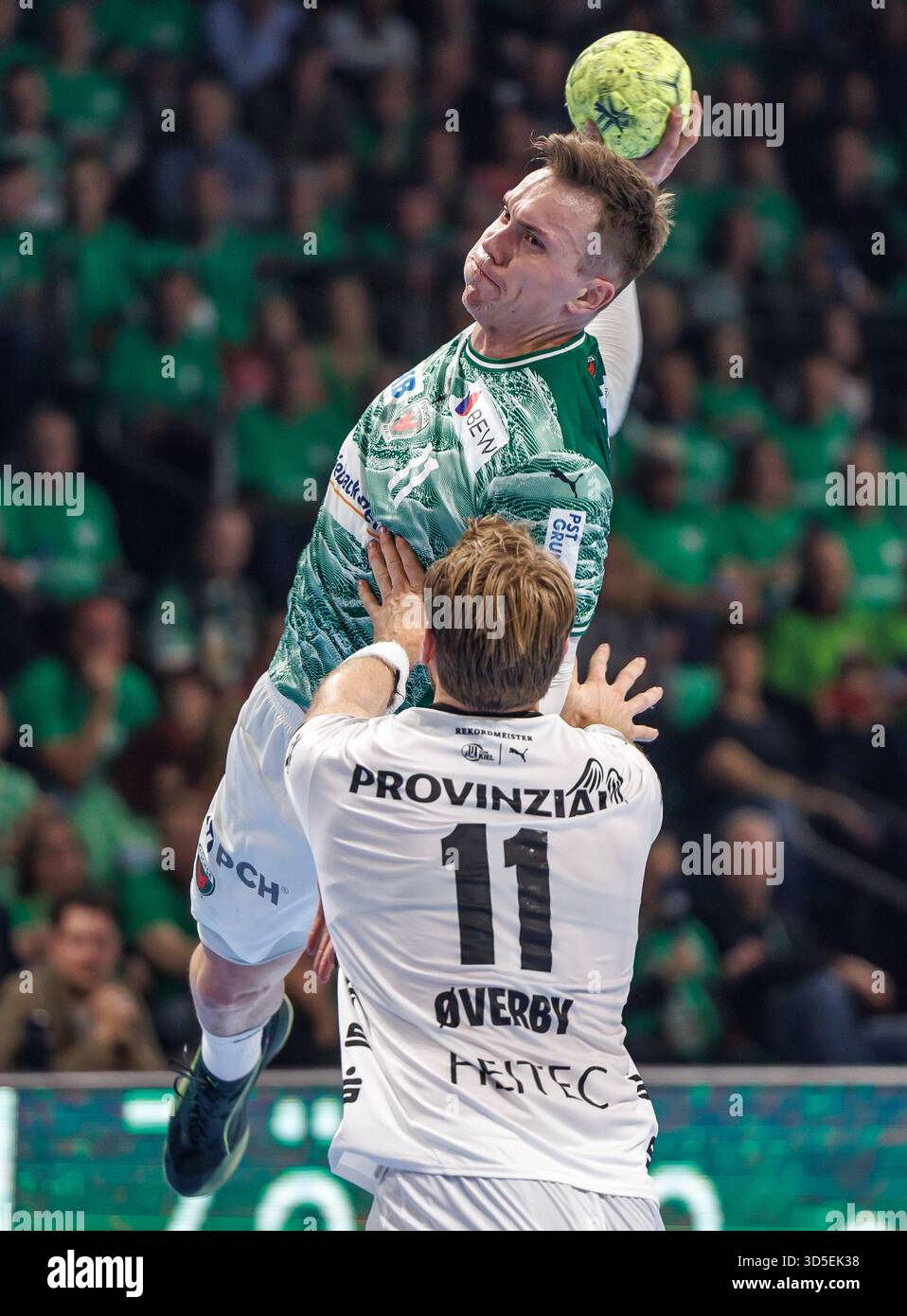 Berlin, Germany. 15th Nov, 2025. Handball: Bundesliga, Füchse Berlin - THW Kiel, Matchday 12, Max-Schmeling-Halle. Lasse Andersson (Füchse Berlin) throws the ball on goal against Petter Overby (r, THW Kiel). Credit: Andreas Gora/dpa/Alamy Live News Stock Photo