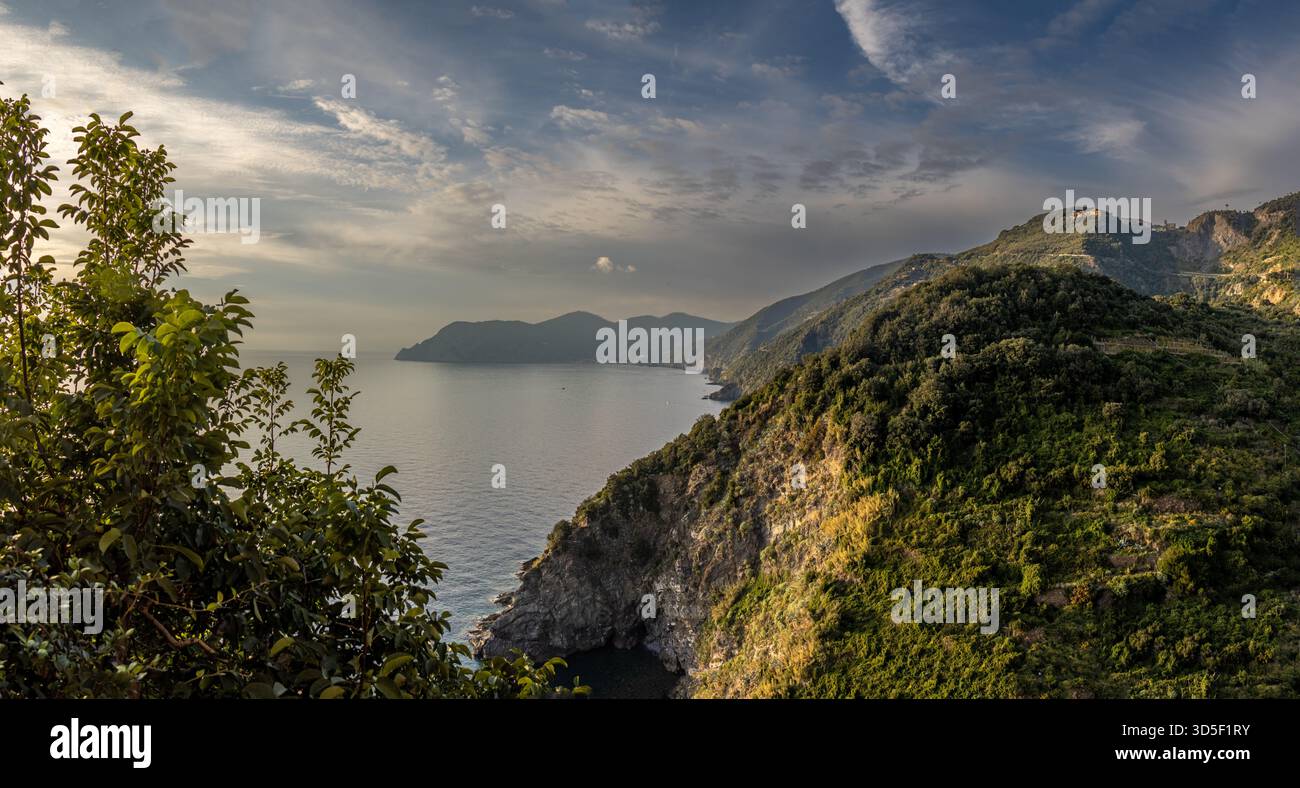 Pueblo en el acantilado hi-res stock photography and images - Alamy