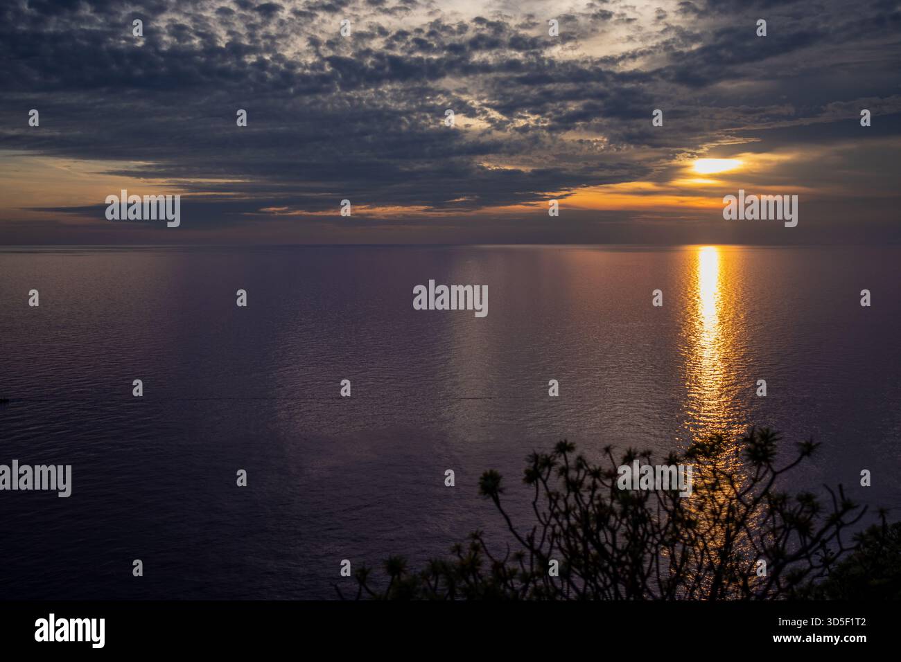 Cielo con sol y nubes hi-res stock photography and images - Alamy