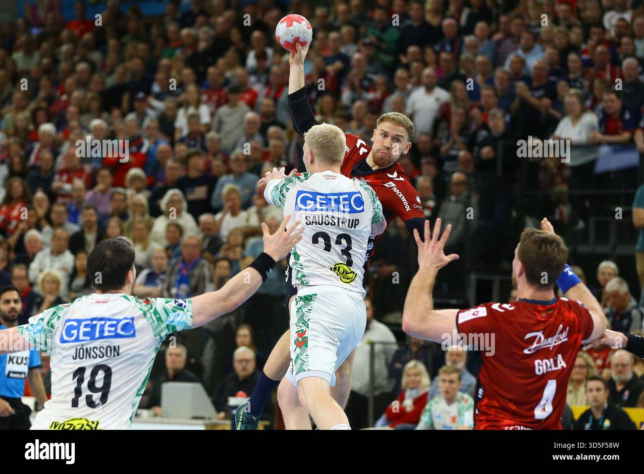 Flensburg, Germany. 15th Nov, 2025. Handball: Bundesliga, SG Flensburg-Handewitt - SC Magdeburg, Matchday 12, GP JOULE Arena. Simon Pytlick (SG Flensburg-Handewitt) takes a shot against Magnus Saugstrup (SC Magdeburg). Credit: Michael Hundt/dpa/Alamy Live News Stock Photo
