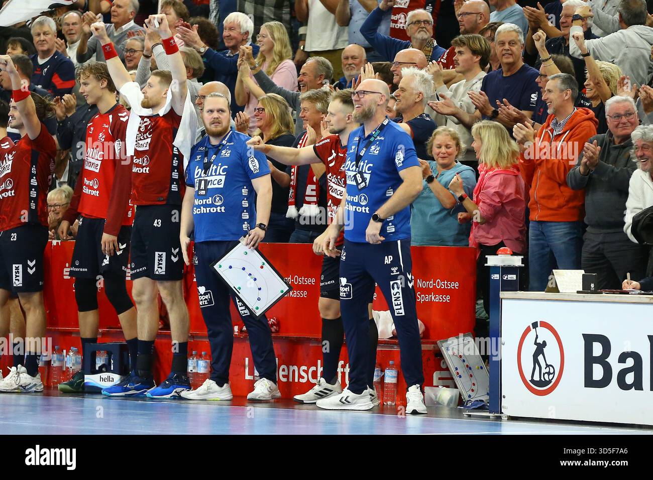 Flensburg, Germany. 15th Nov, 2025. Handball: Bundesliga, SG Flensburg-Handewitt - SC Magdeburg, Matchday 12, GP JOULE Arena. Cheering on the bench, head coach and assistant coach Simon Hennig (SG Flensburg-Handewitt) and Ales Pajovic (SG Flensburg-Handewitt). Credit: Michael Hundt/dpa/Alamy Live News Stock Photo