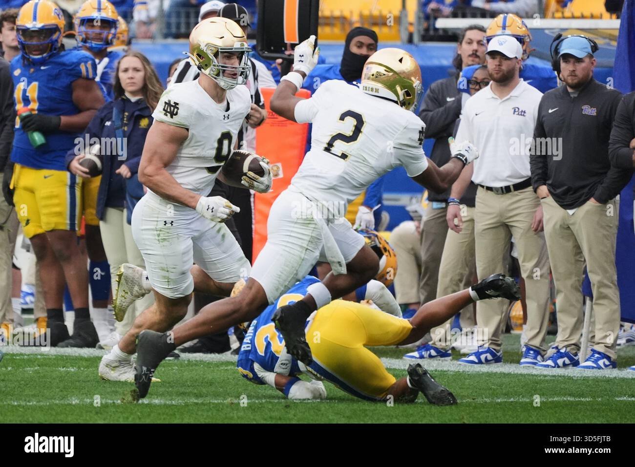 Notre Dame tight end Eli Raridon (9) heads for the end zone and a ...