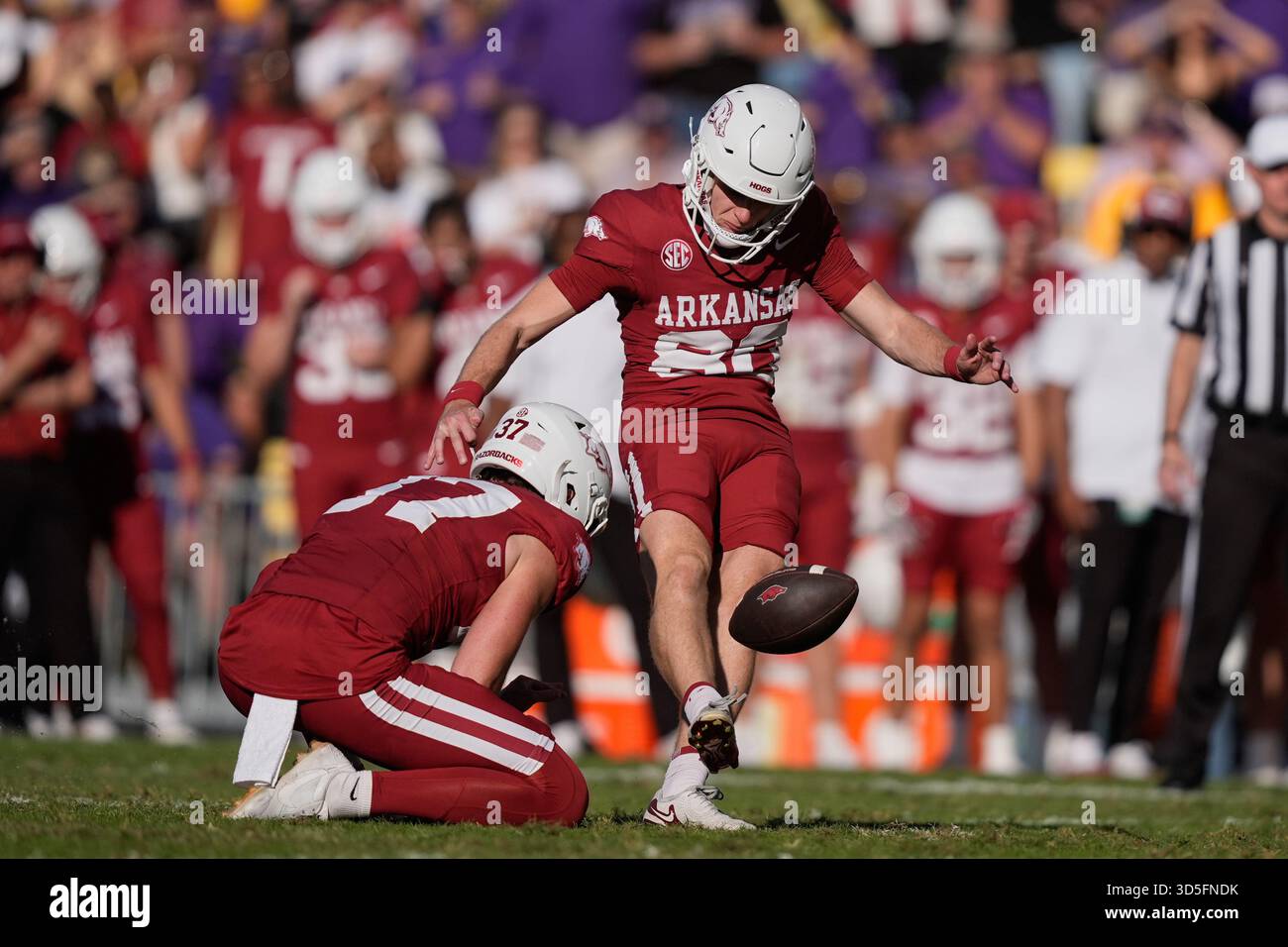 Arkansas kicker Scott Starzyk (80) misses a field goal attempt against ...