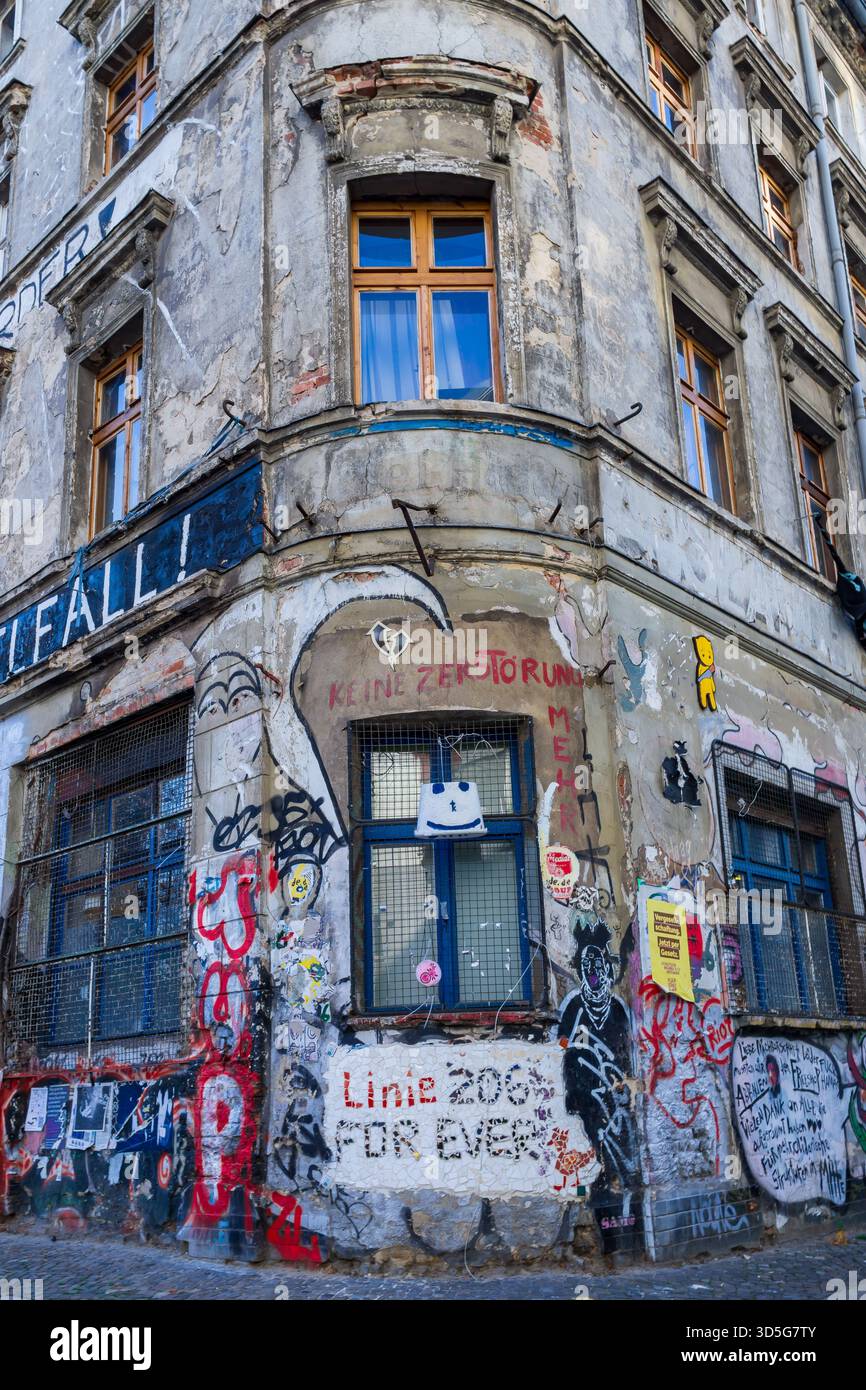 Linienstraße 206 – Historic Building with Large-Scale Graffiti