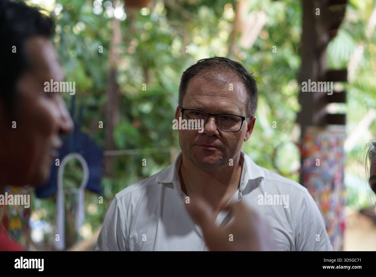 15 November 2025, Brazil, Belém: Environment Minister Carsten Schneider is shown how rubber is extracted and acai berries are harvested on the Ilha do Combu. Photo: Larissa Schwedes/dpa Stock Photo