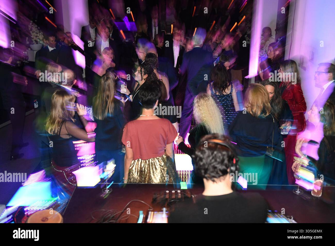 Munich, Germany. 16th Nov, 2025. Guests celebrate in the Pinakothek der Moderne at the PIN Benefit Auction 2025 under the motto 'Hands up for Art' 60 years PIN. Friends of the Pinakothek der Moderne. Credit: Felix Hörhager/dpa/Alamy Live News Stock Photo