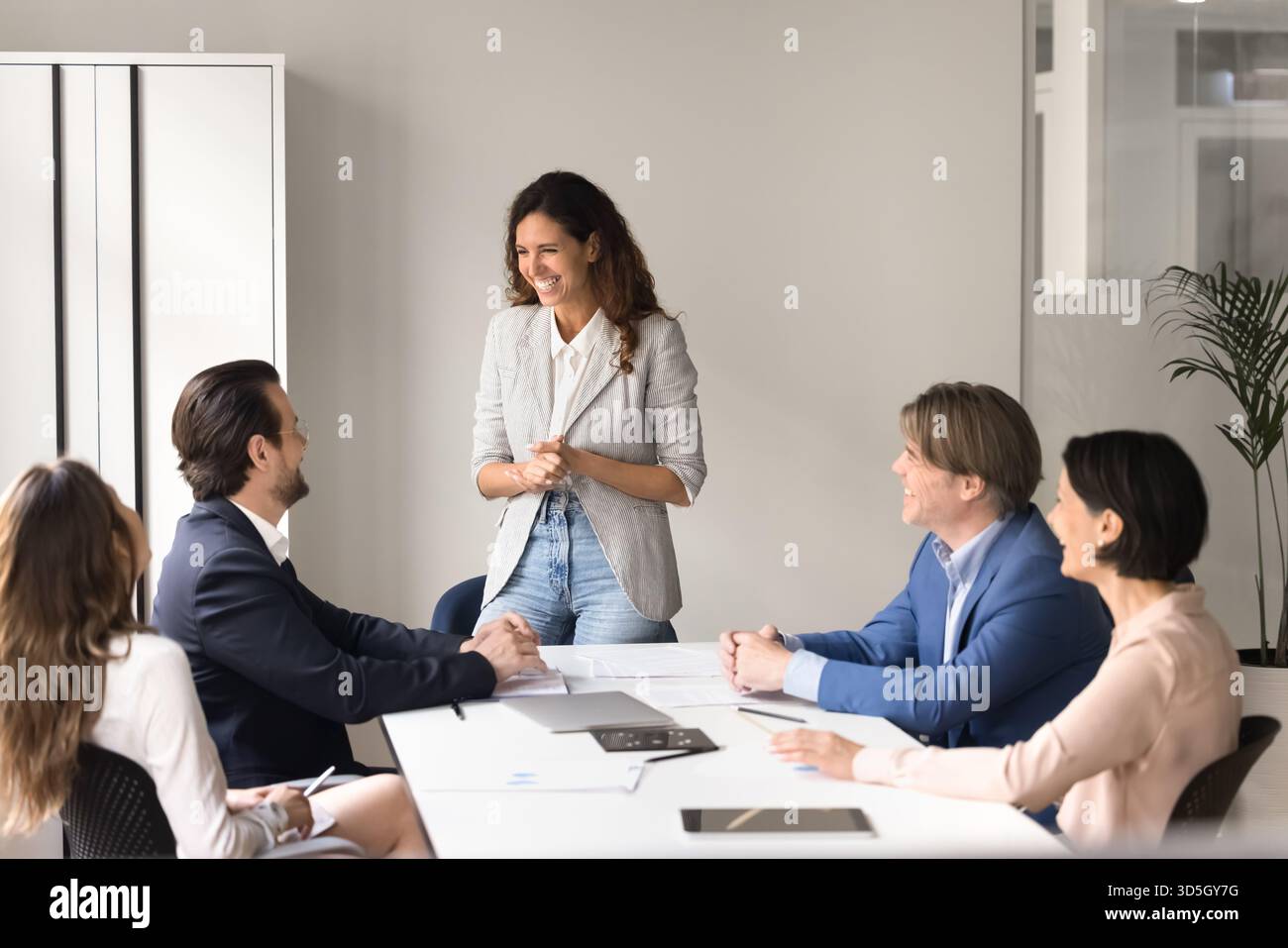 Young woman business trainer involve colleague in discussion on briefing Stock Photo