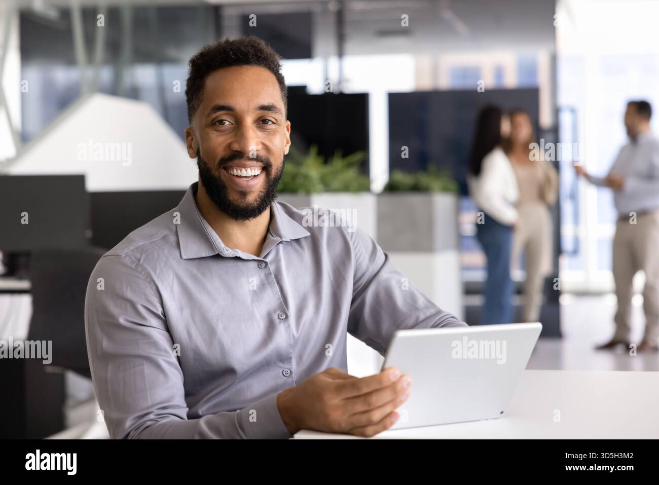 Young black employee workplace hi-res stock photography and images - Alamy