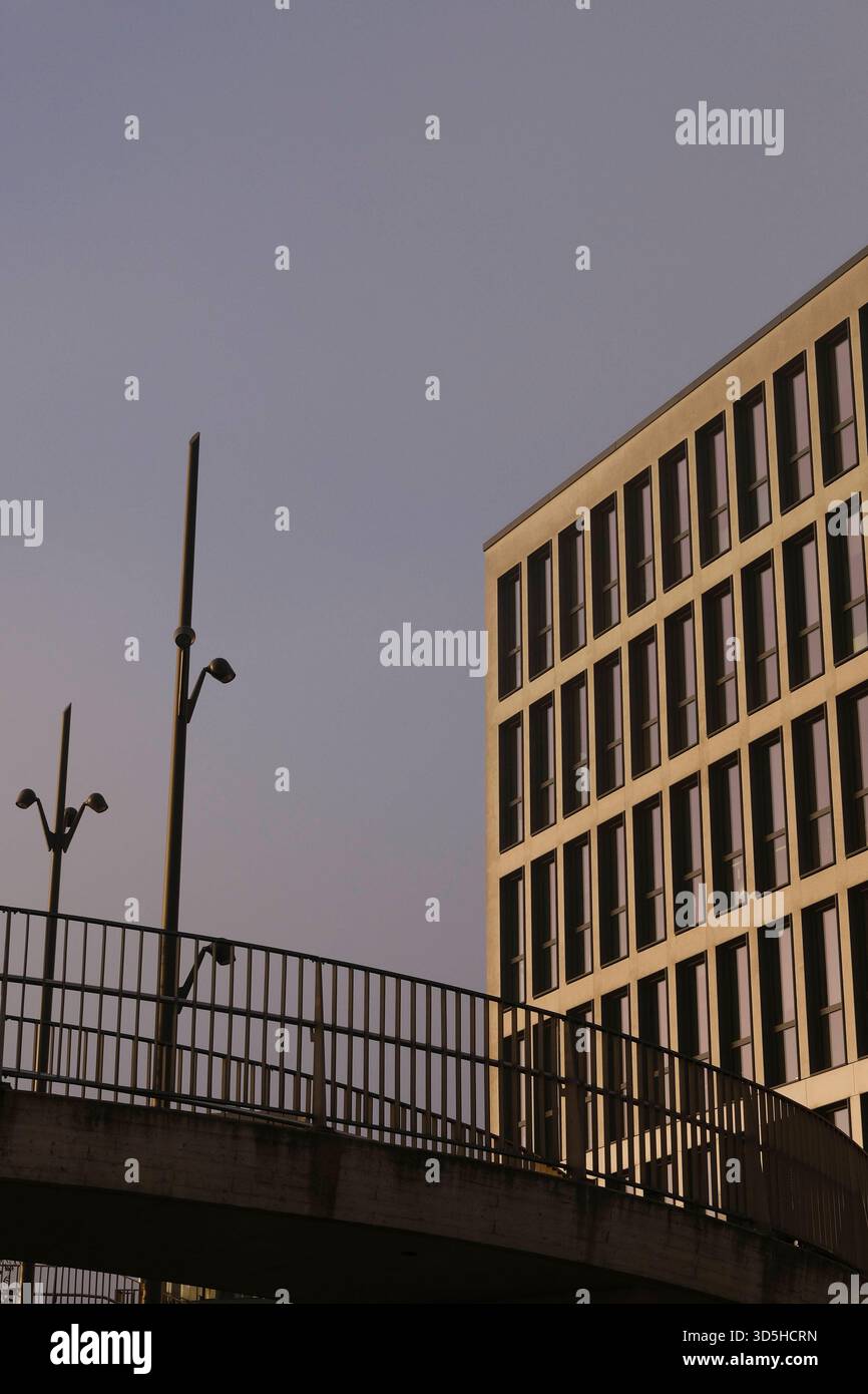 Arnulfsteg und Bürogebäude in sonnigem Morgenlicht Arnulfsteg und Bürogebäude in sonnigem Morgenlicht. Die aufgehende Sonne reflektiert strahlend in d Stock Photo