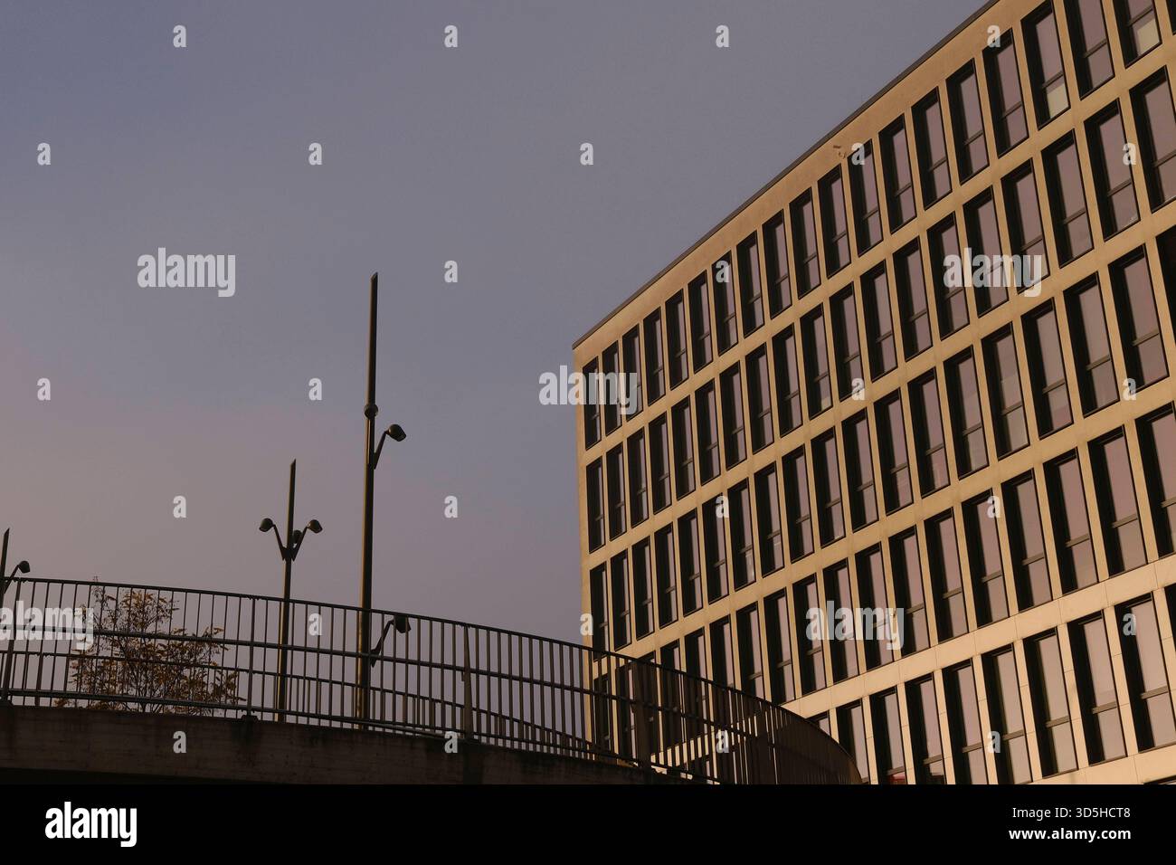 Arnulfsteg und Bürogebäude in sonnigem Morgenlicht Arnulfsteg und Bürogebäude in sonnigem Morgenlicht. Die aufgehende Sonne reflektiert strahlend in d Stock Photo
