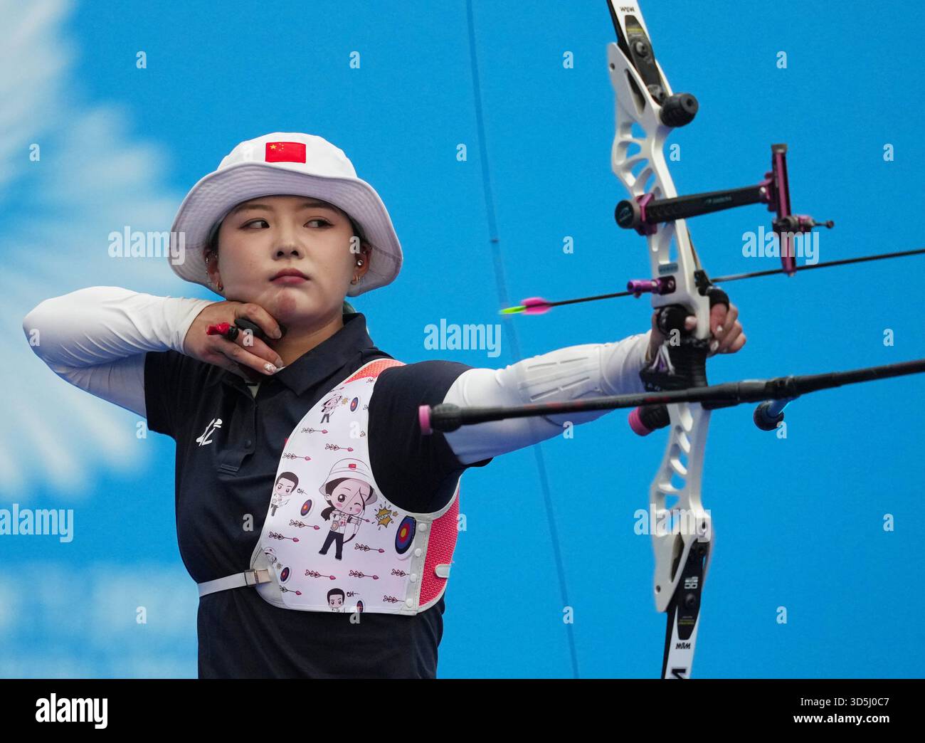 (251116) -- SHENZHEN, Nov. 16, 2025 (Xinhua) -- Li Jiaman of Beijing ...