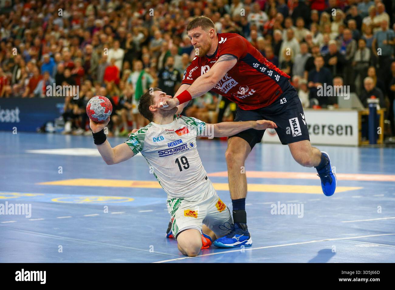 Flensburg, Germany. 15th Nov, 2025. Handball: Bundesliga, SG Flensburg-Handewitt - SC Magdeburg, Matchday 12, GP JOULE Arena Duel between Elvar Örn Jonsson (SC Magdeburg) and Blaz Blagotinsek (SG Flensburg-Handewitt). Credit: Michael Hundt/dpa/Alamy Live News Stock Photo