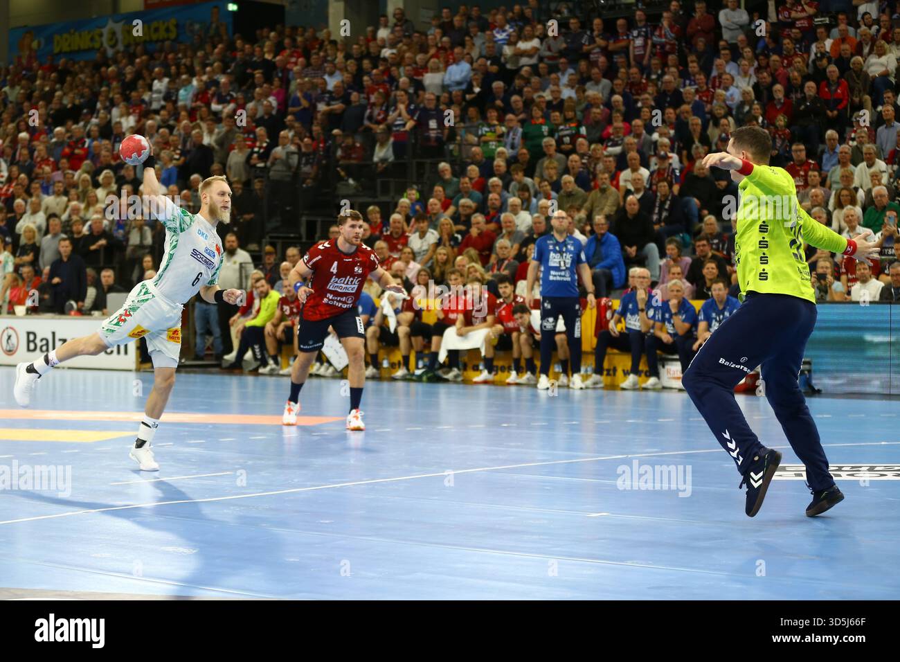 Flensburg, Germany. 15th Nov, 2025. Handball: Bundesliga, SG Flensburg-Handewitt - SC Magdeburg, Matchday 12, GP JOULE Arena. Matthias Musche (SC Magdeburg) celebrates his comeback after six and a half months out injured with two seven-metre penalties. Credit: Michael Hundt/dpa/Alamy Live News Stock Photo