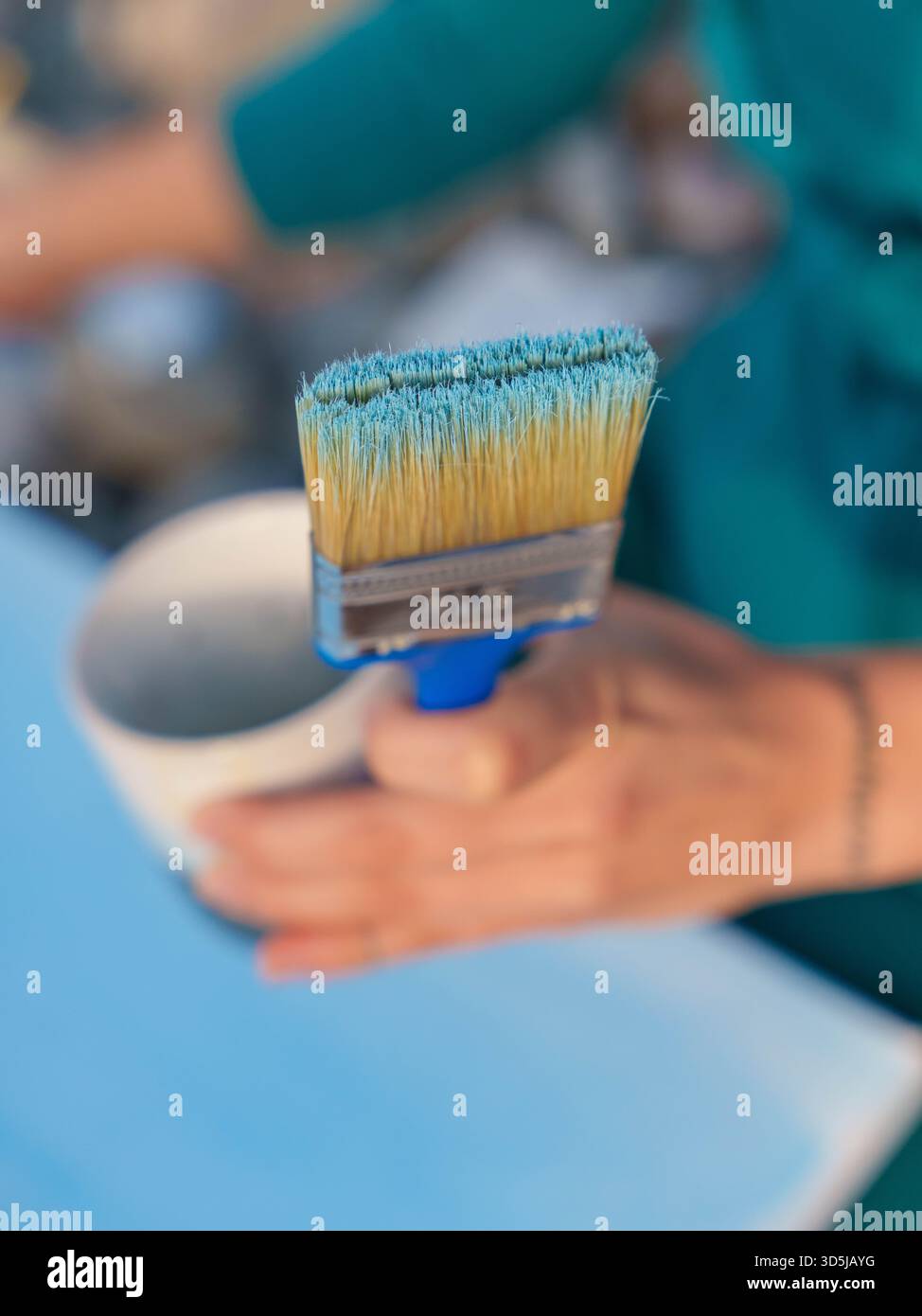 Woman holding paint palette and brush hi-res stock photography and ...