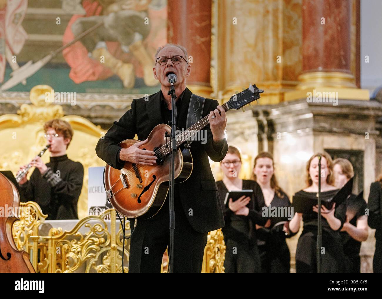 16 November 2025, Hamburg: The journalist, author and musician Reinhold Beckmann sings a song about his mother's four brothers who lost their lives as soldiers in the Second World War at the central event for the National Day of Mourning in Hamburg's St. Michael's Church. Photo: Markus Scholz/dpa Stock Photo