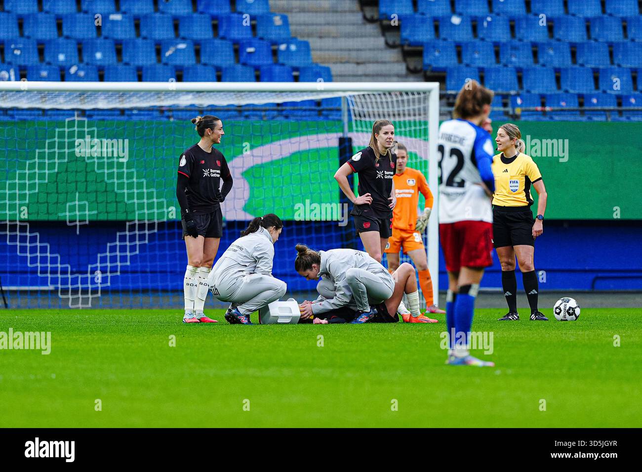 Verletzung Loreen Bender (Bayer 04 Leverkusen, #19) GER, Hamburger SV vs. Bayer 04 Leverkusen, Frauen, Fussball, DFB-Pokal, Achtelfinale, Saison 2025/2026, 16.11.2025 Foto: Eibner-Pressefoto/Marcel von Fehrn Stock Photo