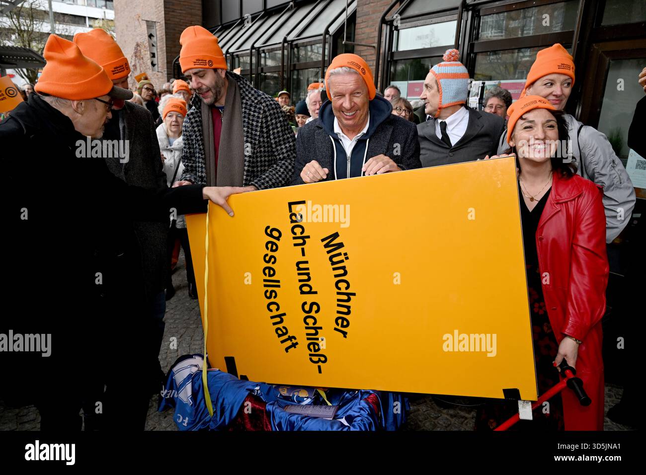 Munich, Germany. 16th Nov, 2025. Actor Josef Hader, (l-r) satirist Claus von Wagner, Munich's Lord Mayor Dieter Reiter (SPD), Ulan and Bator and actress Christl Sittenauer stand with the Münchner Lach- und Schießgesellschaft sign at the old Gasteig on Rosenheimerplatz. The Münchner Lach- und Schießgesellschaft moves from Haimhauserstrasse to the Fat Cat (Alter Gasteig) on Rosenheimer Platz by subway and suburban train. Credit: Felix Hörhager/dpa/Alamy Live News Stock Photo