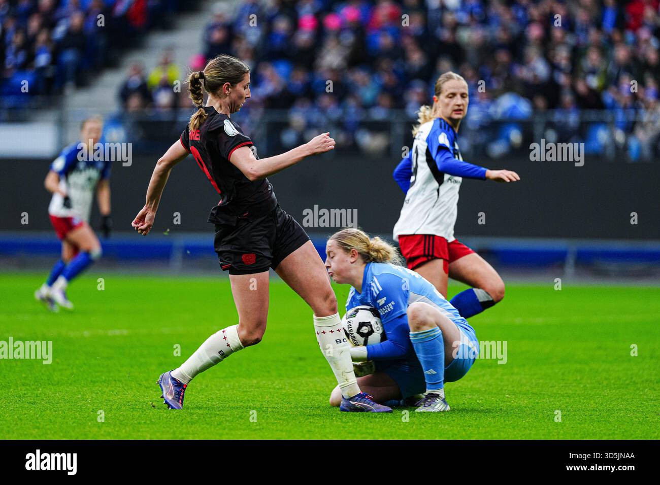 Hamburg, Deutschland. 16th Nov, 2025. Caroline Kehrer (Bayer 04 Leverkusen, #09), Larissa Haidner (Hamburger SV, #33) GER, Hamburger SV vs. Bayer 04 Leverkusen, Frauen, Fussball, DFB-Pokal, Achtelfinale, Saison 2025/2026, 16.11.2025 Foto: Eibner-Pressefoto/Marcel von Fehrn Credit: dpa/Alamy Live News Stock Photo