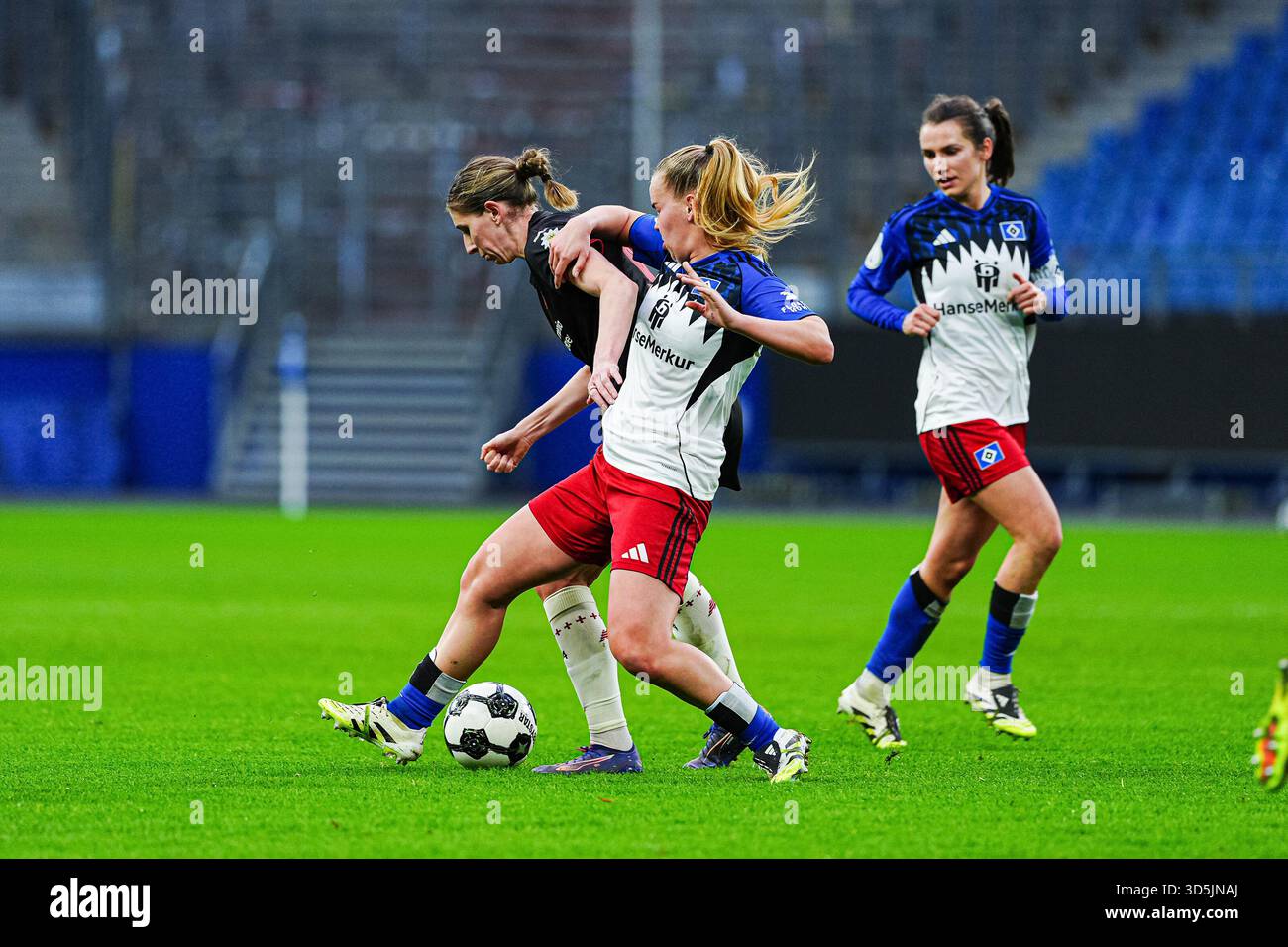 Hamburg, Deutschland. 16th Nov, 2025. Caroline Kehrer (Bayer 04 Leverkusen, #09), Svea Stoldt (Hamburger SV, #08) GER, Hamburger SV vs. Bayer 04 Leverkusen, Frauen, Fussball, DFB-Pokal, Achtelfinale, Saison 2025/2026, 16.11.2025 Foto: Eibner-Pressefoto/Marcel von Fehrn Credit: dpa/Alamy Live News Stock Photo