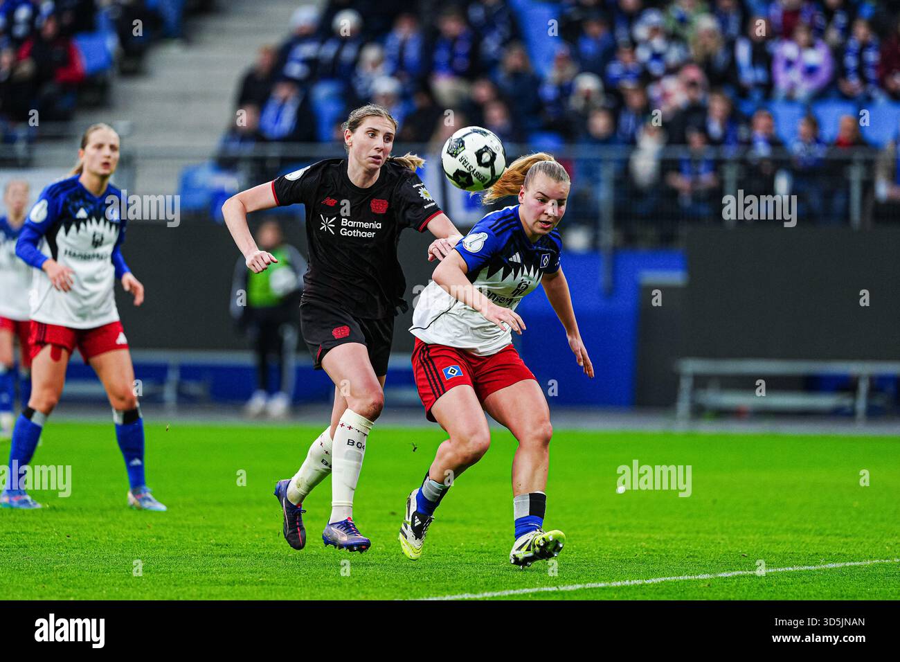 Hamburg, Deutschland. 16th Nov, 2025. Caroline Kehrer (Bayer 04 Leverkusen, #09), Svea Stoldt (Hamburger SV, #08) GER, Hamburger SV vs. Bayer 04 Leverkusen, Frauen, Fussball, DFB-Pokal, Achtelfinale, Saison 2025/2026, 16.11.2025 Foto: Eibner-Pressefoto/Marcel von Fehrn Credit: dpa/Alamy Live News Stock Photo
