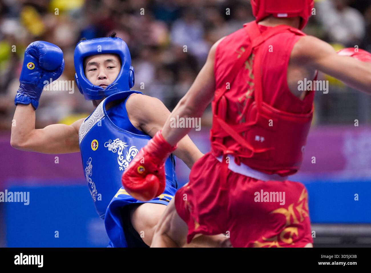 (251116) -- ZHANJIANG, Nov. 16, 2025 (Xinhua) -- Tang Sishuo (L) of ...