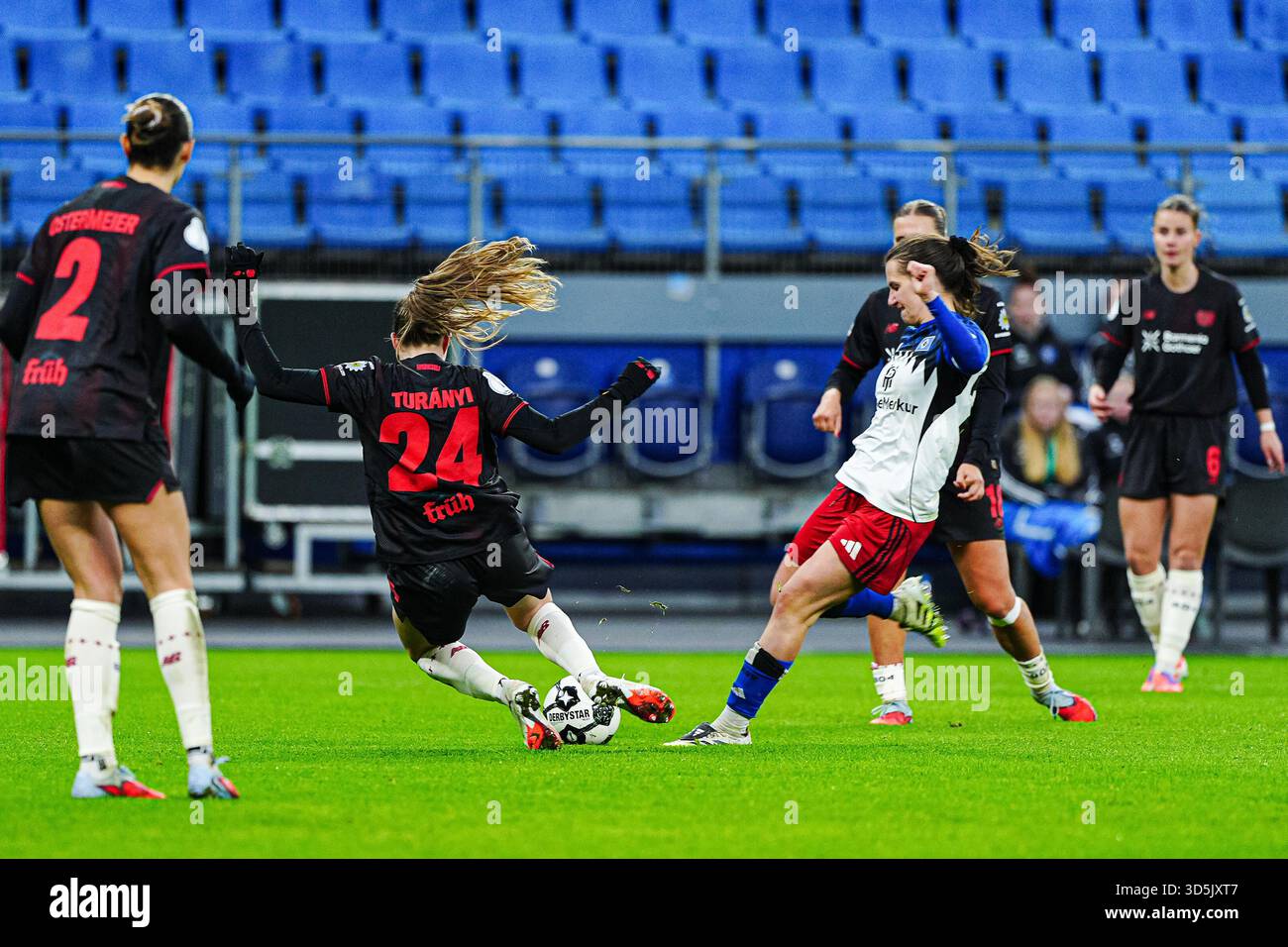 Lilla Turanyi (Bayer 04 Leverkusen, #24), Pauline Machtens (Hamburger SV, #28) GER, Hamburger SV vs. Bayer 04 Leverkusen, Frauen, Fussball, DFB-Pokal, Achtelfinale, Saison 2025/2026, 16.11.2025 Foto: Eibner-Pressefoto/Marcel von Fehrn Stock Photo
