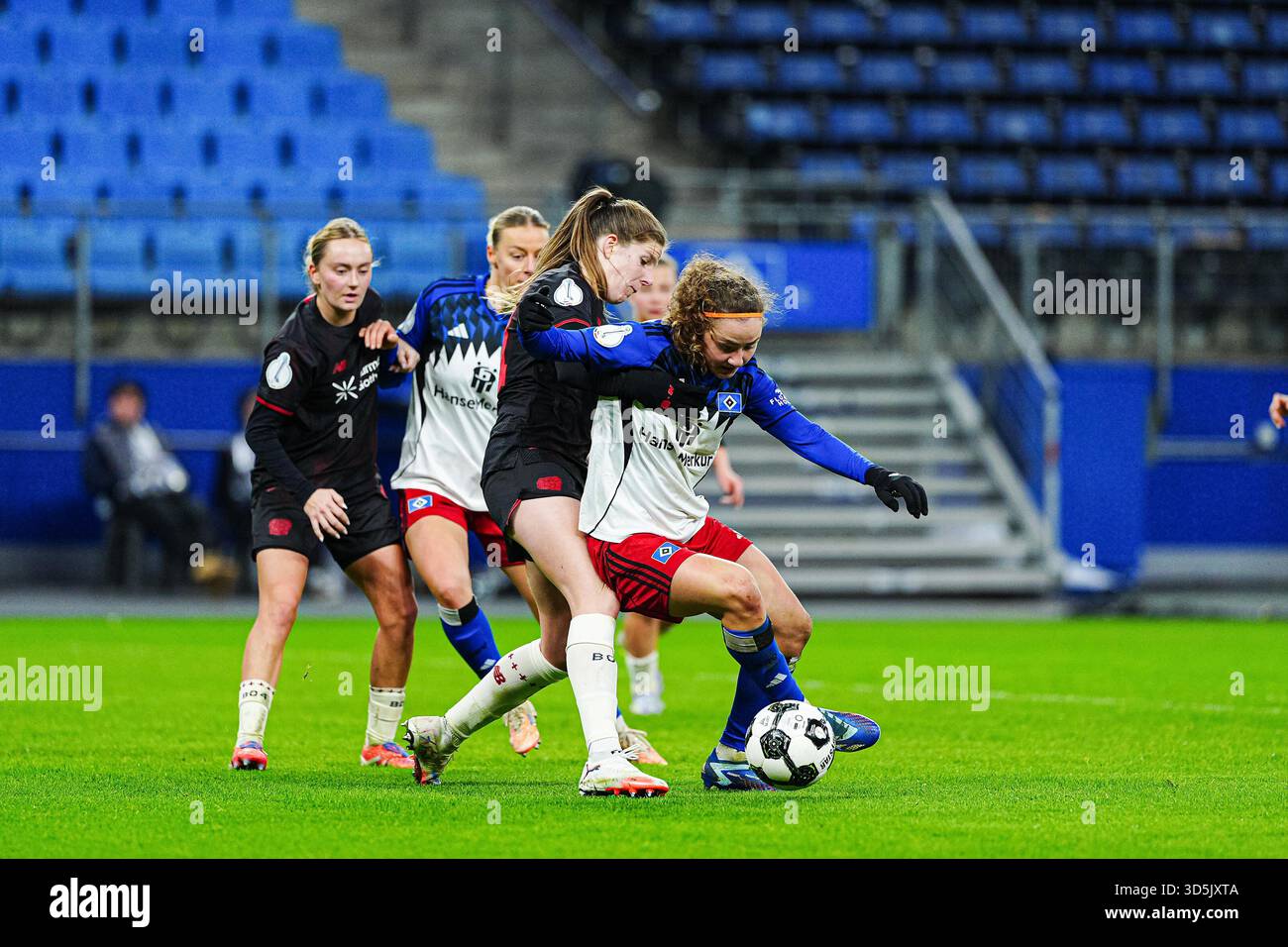 Lilla Turanyi (Bayer 04 Leverkusen, #24), Melanie Brunnthaler (Hamburger SV, #11) GER, Hamburger SV vs. Bayer 04 Leverkusen, Frauen, Fussball, DFB-Pokal, Achtelfinale, Saison 2025/2026, 16.11.2025 Foto: Eibner-Pressefoto/Marcel von Fehrn Stock Photo