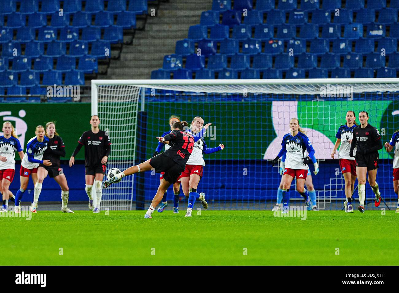 Tor zum 1:1 Julia Mickenhagen (Bayer 04 Leverkusen, #18) GER, Hamburger SV vs. Bayer 04 Leverkusen, Frauen, Fussball, DFB-Pokal, Achtelfinale, Saison 2025/2026, 16.11.2025 Foto: Eibner-Pressefoto/Marcel von Fehrn Stock Photo