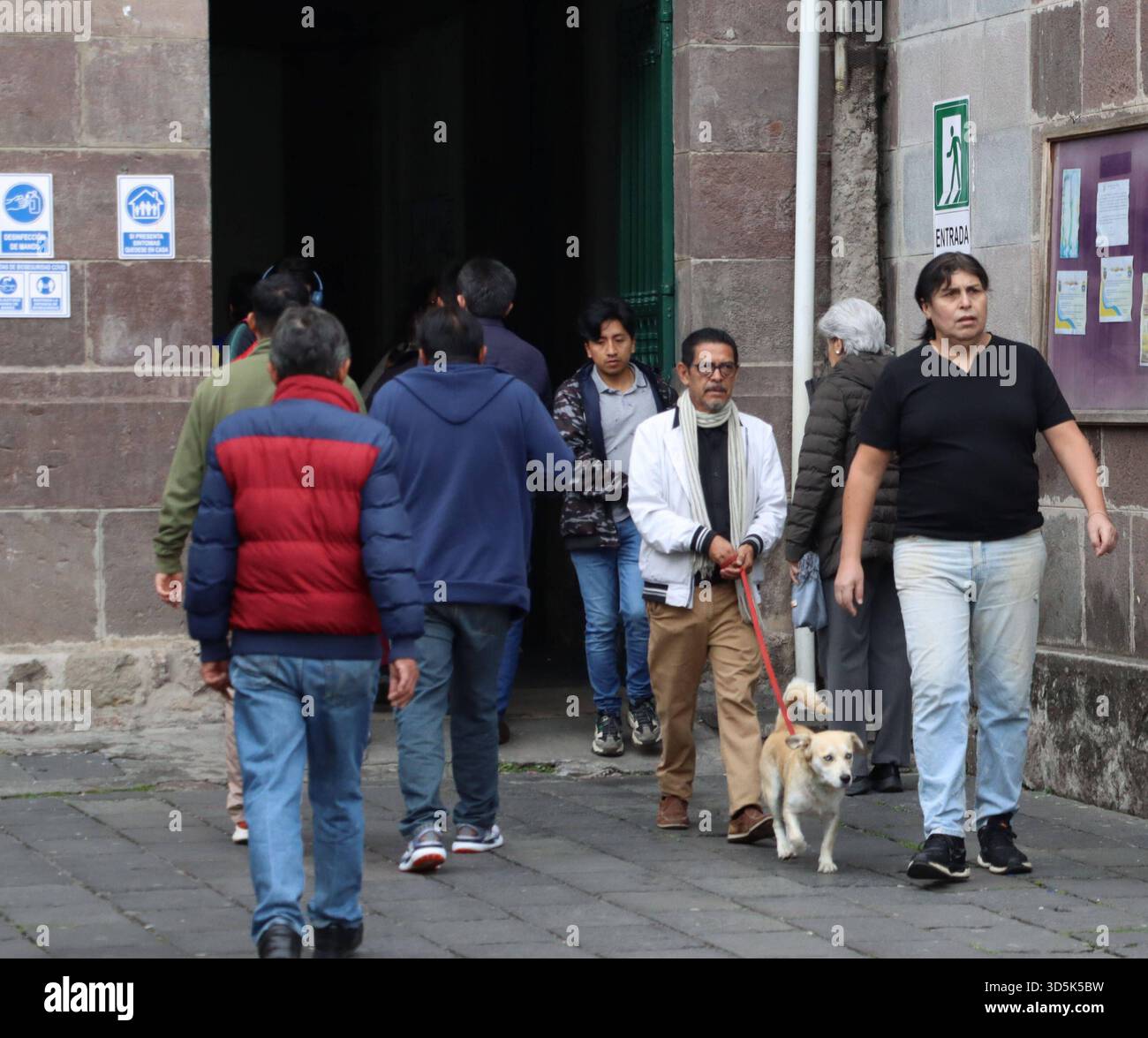 Ecuador en ecuador hi-res stock photography and images - Page 6 - Alamy, image size:1300x1175