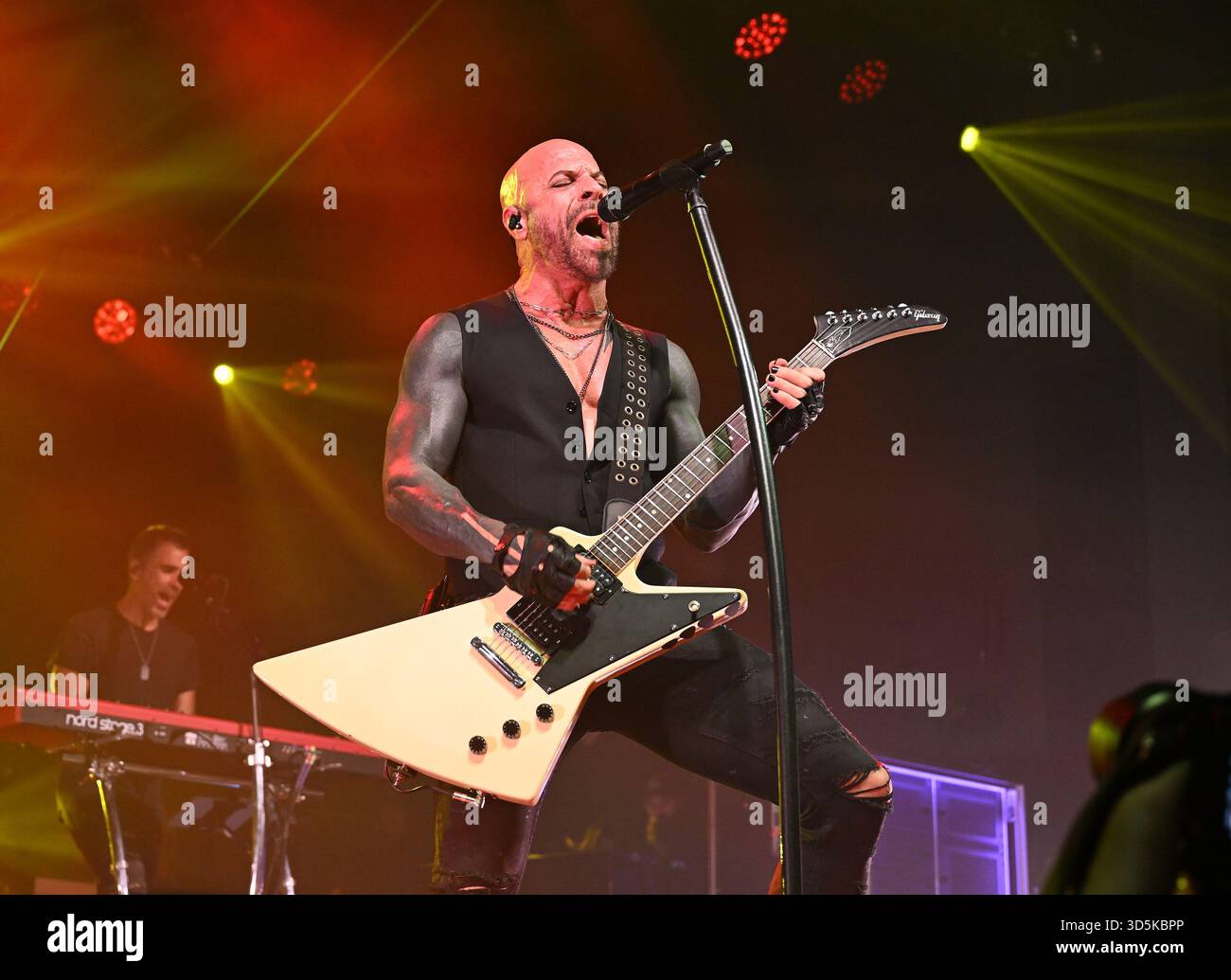 Fort Lauderdale, FL, USA. 15th Nov, 2025. Chris Daughtry of Daughtry performs at The War Memorial Auditorium on November 15, 2025 in Fort Lauderdale Florida. Credit: Mpi04/Media Punch/Alamy Live News Stock Photo