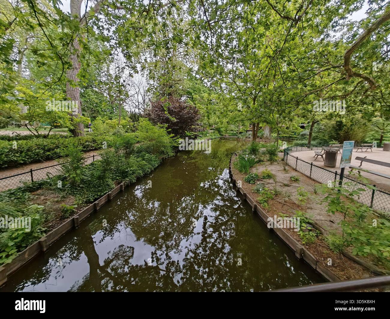 Canal pathways hi-res stock photography and images - Alamy