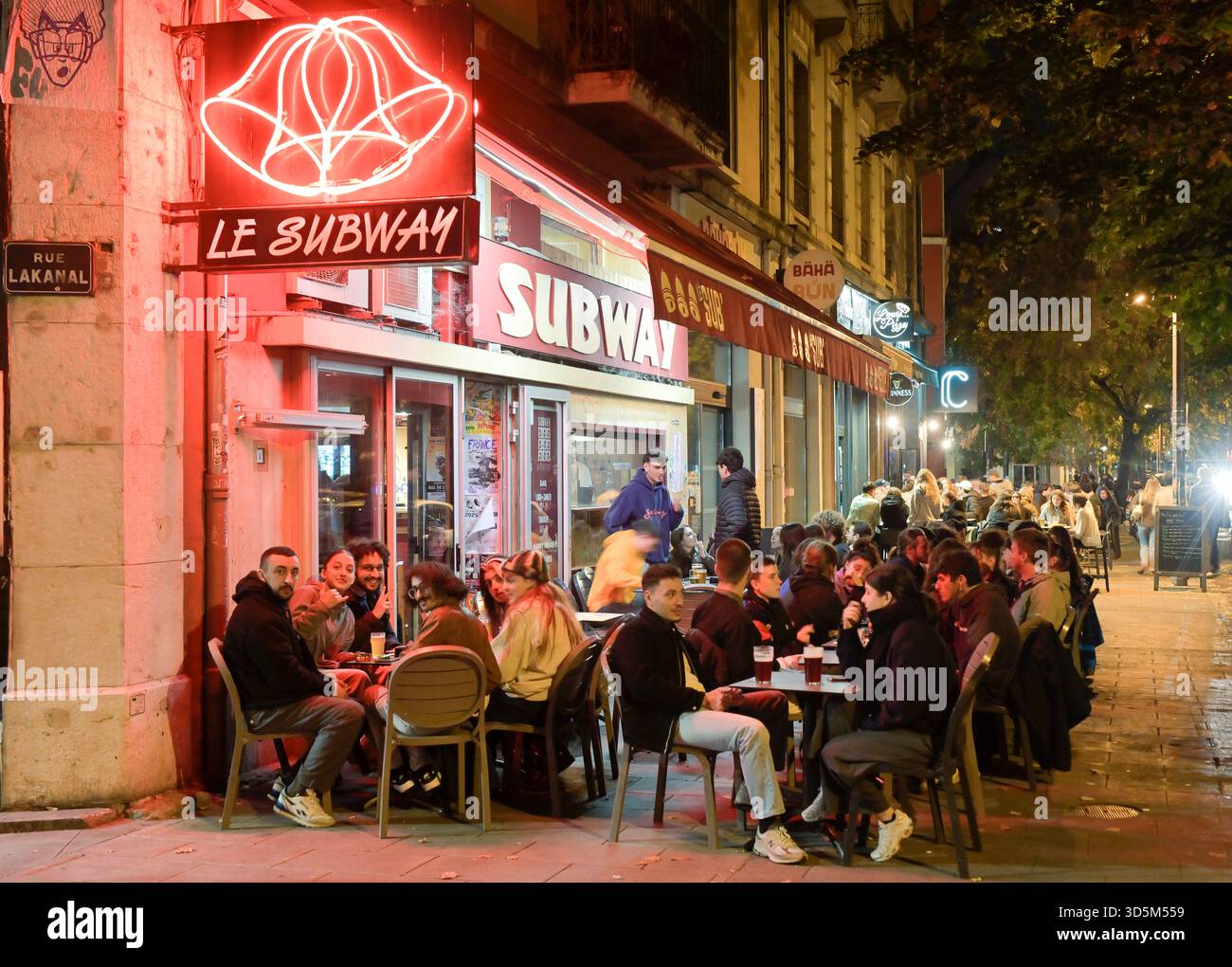 Menschen, abendliche Szene, Kneipe, Gastronomie, Ausgehen, Grenoble, Frankreich Stock Photo