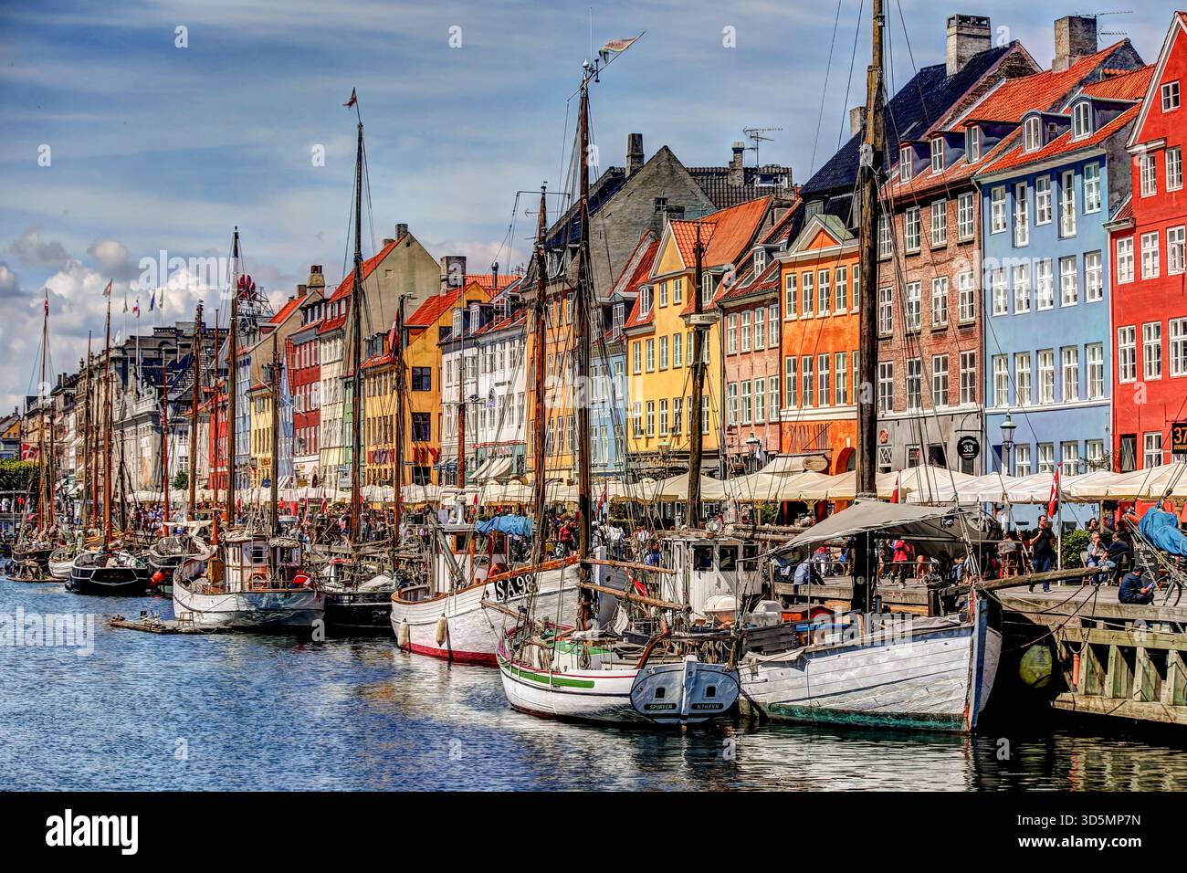 colorful-historic-buildings-and-busy-outdoor-caf-s-along-the-nyhavn