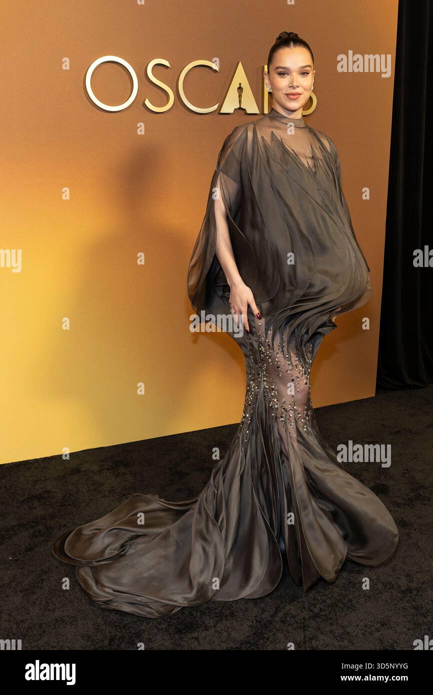 hailee steinfeld gold dress Hailee Steinfeld Super Bowl awards