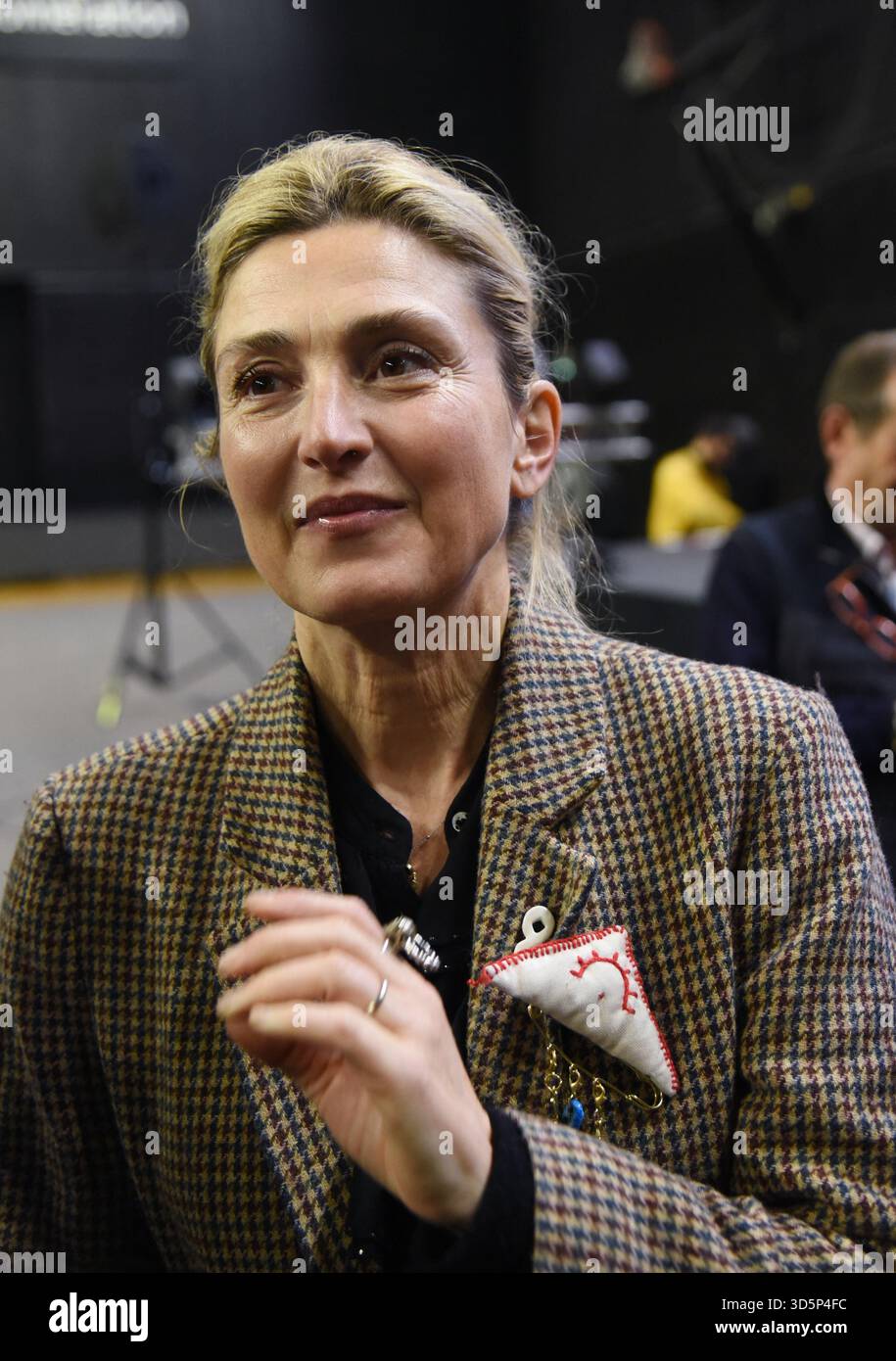 Julie Gayet During The Meeting Of Bernard Cazeneuve For The French Julie Gayet During The Meeting Of Bernard Cazeneuve For The French Election Of 2027 In Cergy Pontoise France On November 16 2025 Photo By Alain 3D5P4FC